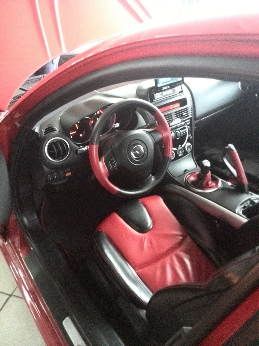 Náš tým při práci na chemickém čištění interiéru vozidla