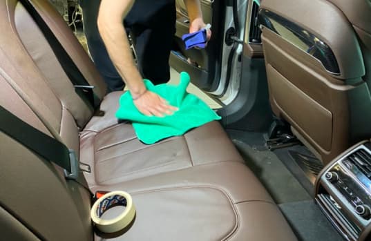 Chemické čištění zadních sedadel